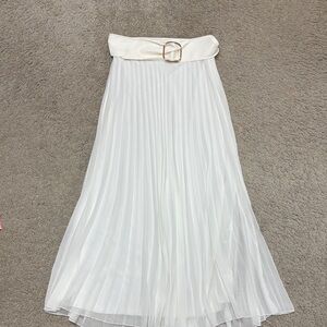 Zara Elegant White Pleated Skirt with belt